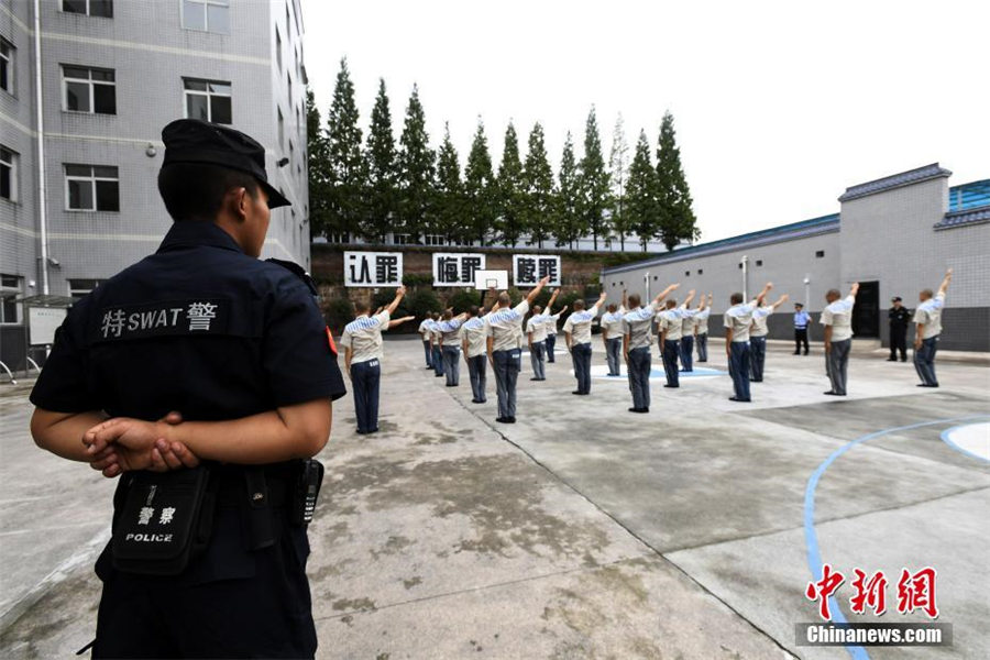 訓練に勵む雅安刑務所の特別警察隊　四川省