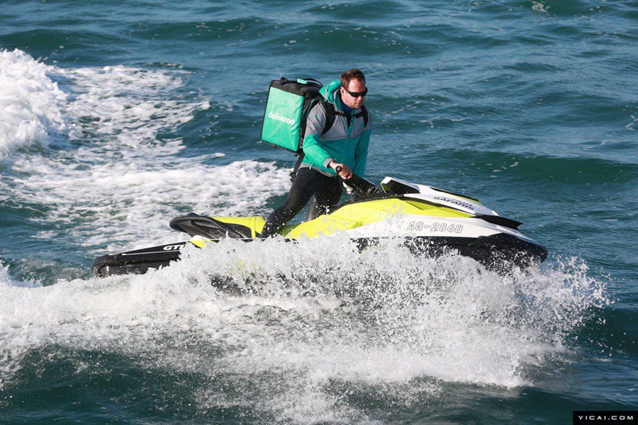 英國、水上オートバイ使ったデリバリー登場　海辺で寢たまま注文