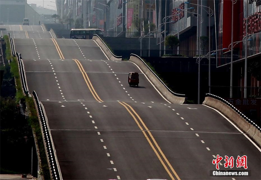 空に浮き上がるスリルを堪能　重慶に登場した波形道路