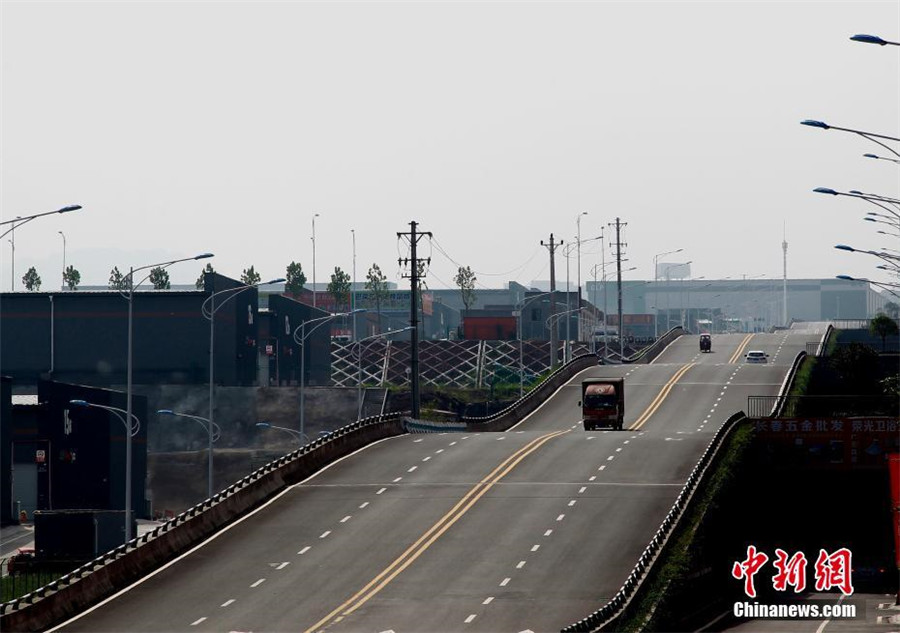 空に浮き上がるスリルを堪能　重慶に登場した波形道路