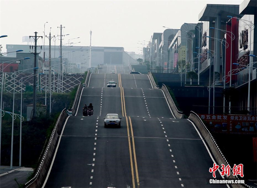 空に浮き上がるスリルを堪能　重慶に登場(chǎng)した波形道路