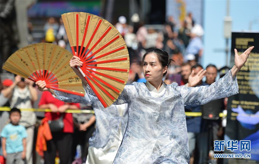 NYタイムズスクエアの中國武術(shù)イベントで武術(shù)文化の魅力発信