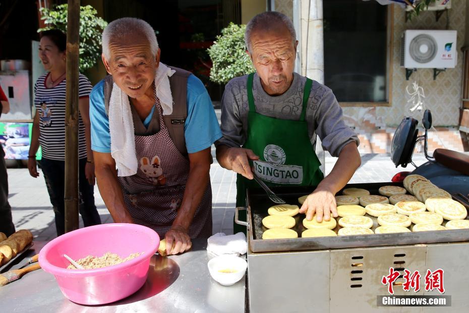 西安の街で昔ながらの「土月餅」作り続けて十?dāng)?shù)年、1日の売上げ300個