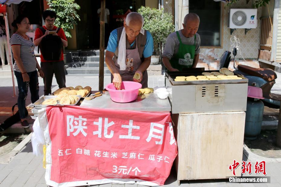 西安の街で昔ながらの「土月餅」作り続けて十數(shù)年、1日の売上げ300個