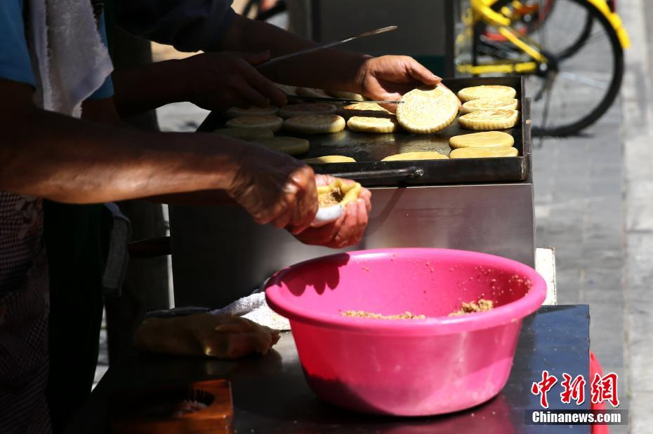 西安の街で昔ながらの「土月餅」作り続けて十數(shù)年、1日の売上げ300個