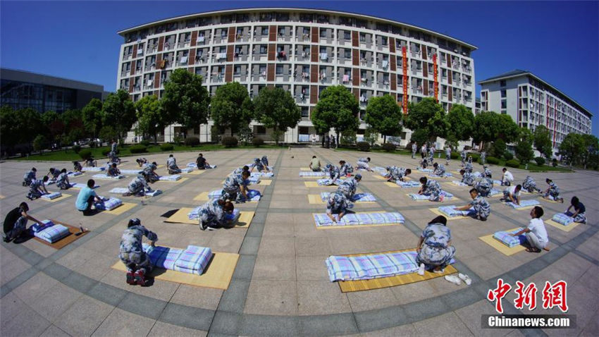 新入生たちがきっちり四角く畳んで競う「布団畳み大會」　江蘇省