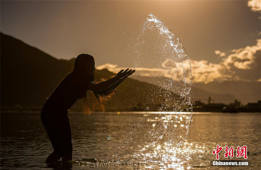 チベット伝統(tǒng)の「水浴び節(jié)」　病気を洗い流し、幸福や幸運(yùn)祈る