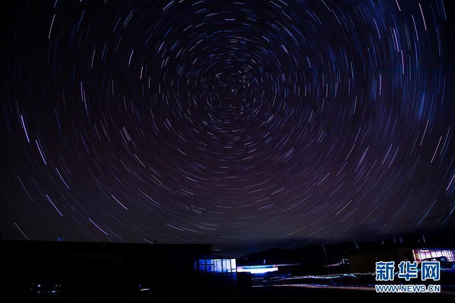 澄んだ空気で星空くっきり　星空撮影に人気のチベットの村