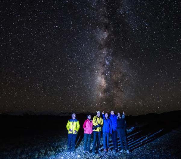 澄んだ空気で星空くっきり　星空撮影に人気のチベットの村