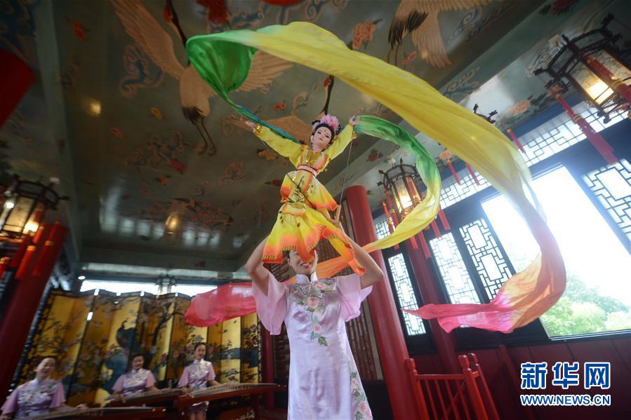 江蘇省揚州市の「無形文化遺産」披露するイベントが瘦西湖で開幕 