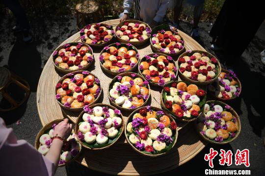 雲(yún)南で花入り月餅早食い大會開催、一足先に中秋節(jié)祝う