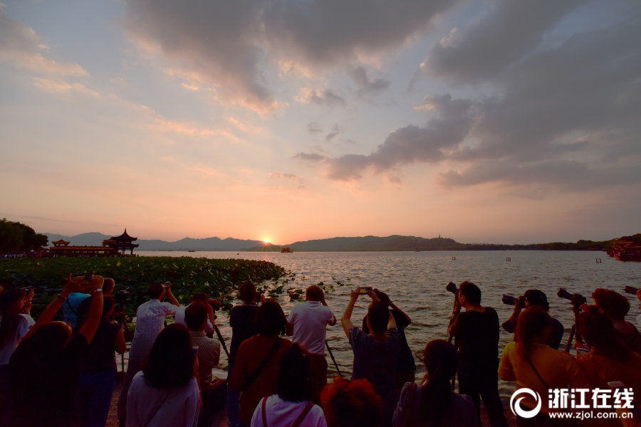 臺(tái)風(fēng)一過の西湖で美しい夕日を観賞　杭州市