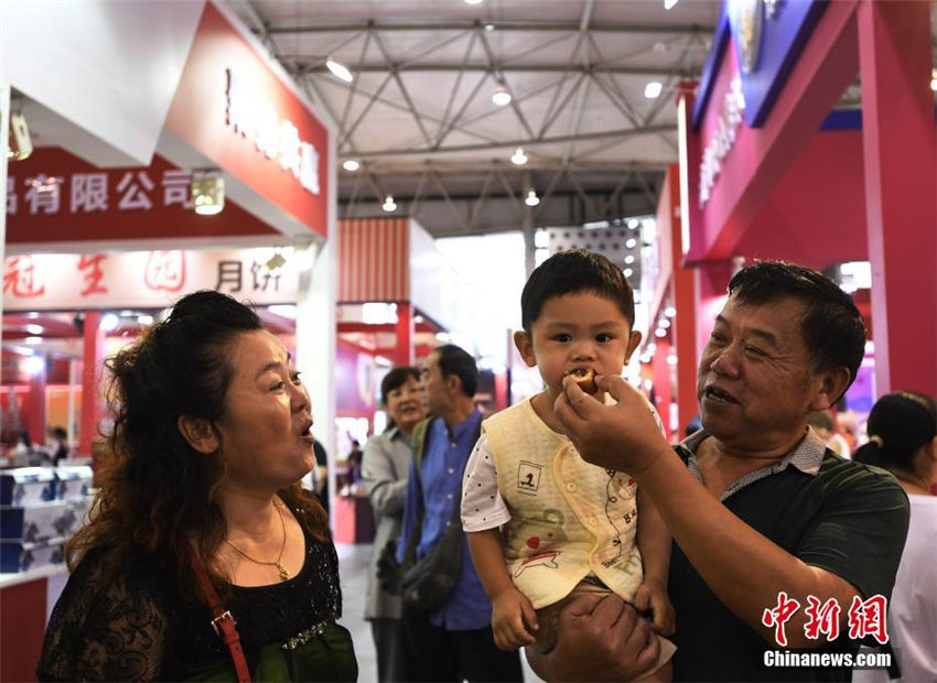 重さ300キロの巨大月餅登場(chǎng)！　中國(guó)（四川）中秋食品食品博覧會(huì)