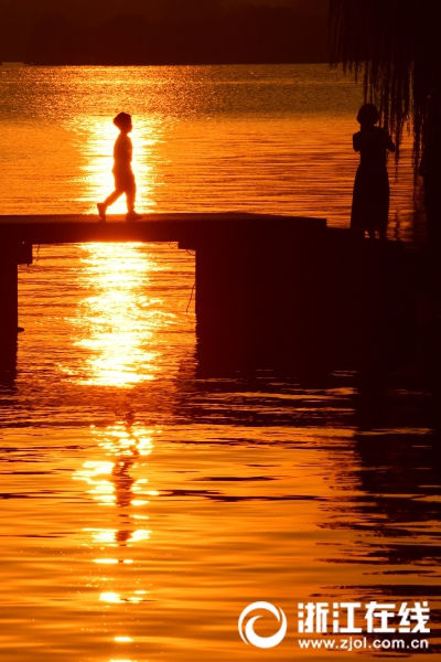 黃金色に輝く夕暮れの西湖　杭州市