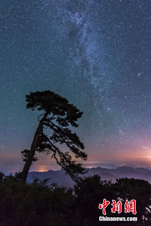 夜空に瞬く寶石　江西省の山頂に広がる幻想的な星空