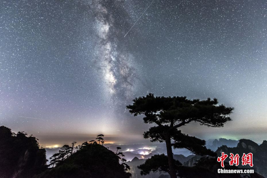 夜空に瞬く寶石　江西省の山頂に広がる幻想的な星空