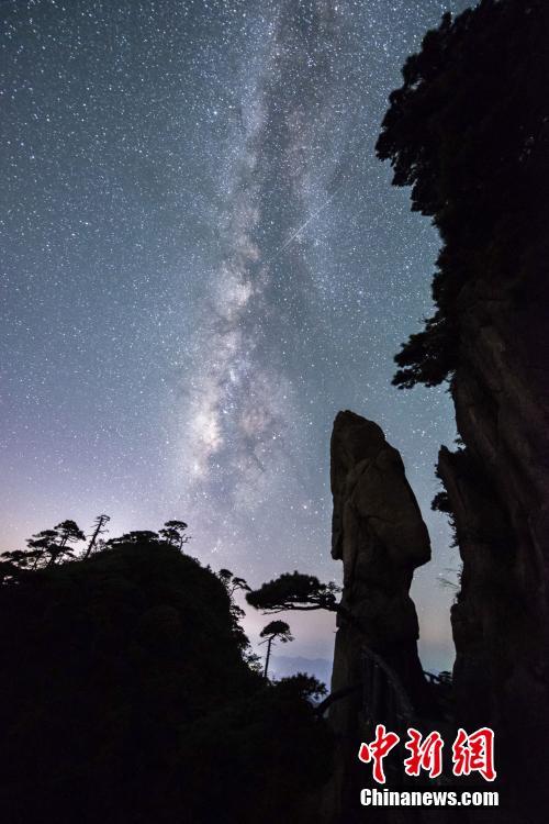 夜空に瞬く寶石　江西省の山頂に広がる幻想的な星空