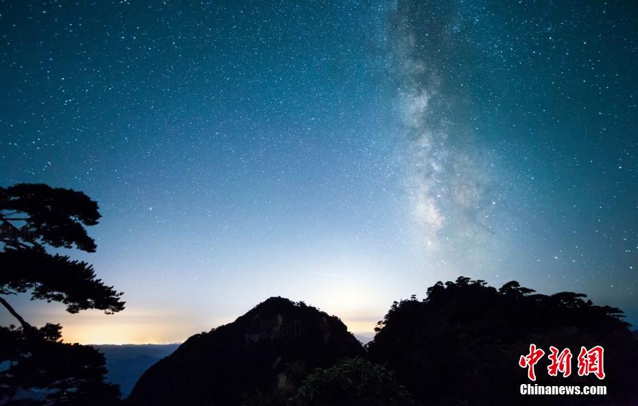 夜空に瞬く寶石　江西省の山頂に広がる幻想的な星空