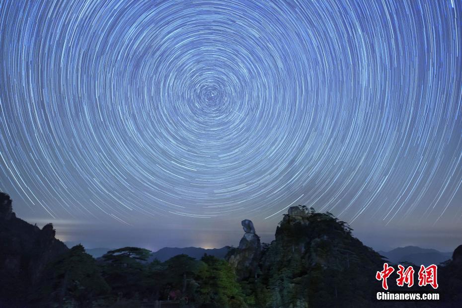 夜空に瞬く寶石　江西省の山頂に広がる幻想的な星空