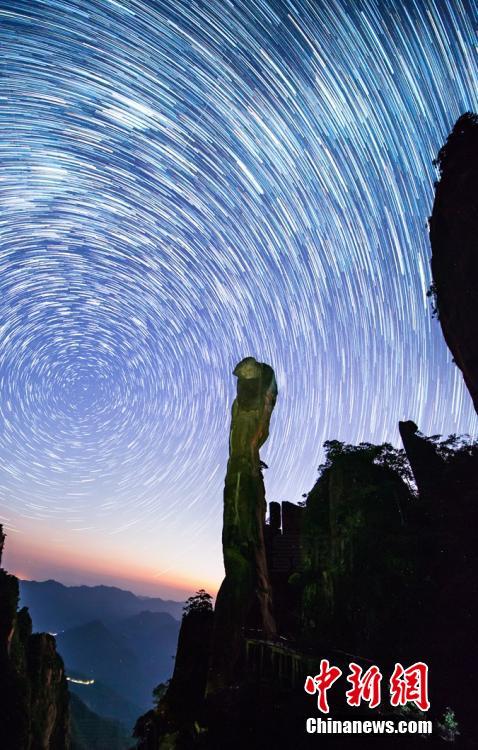 夜空に瞬く寶石　江西省の山頂に広がる幻想的な星空