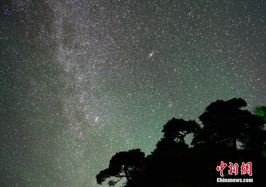 夜空に瞬く寶石　江西省の山頂に広がる幻想的な星空