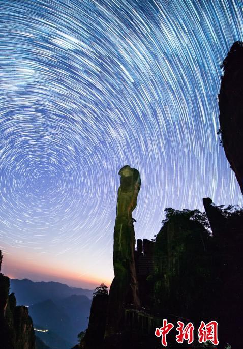 夜空に瞬く寶石　江西省の山頂に広がる幻想的な星空