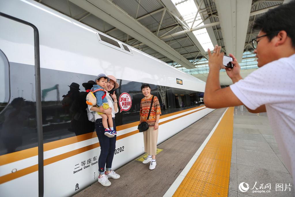 時(shí)速350キロ実現(xiàn)の新型高速鉄道「復(fù)興號(hào)」　北京?上海間を4時(shí)間半で