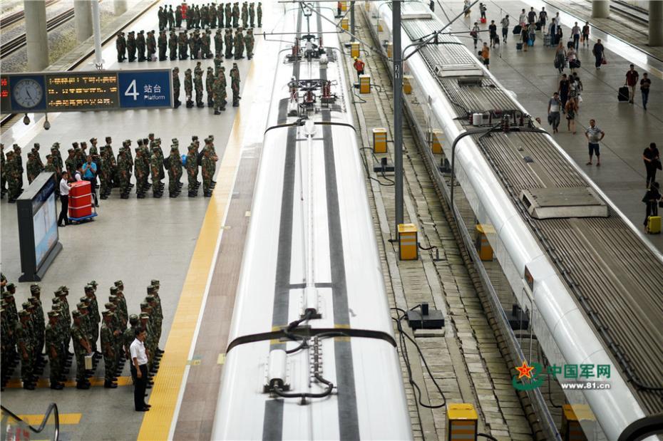 これぞ人民のための軍隊(duì)　稱賛集める高速鉄道駅での振る舞い