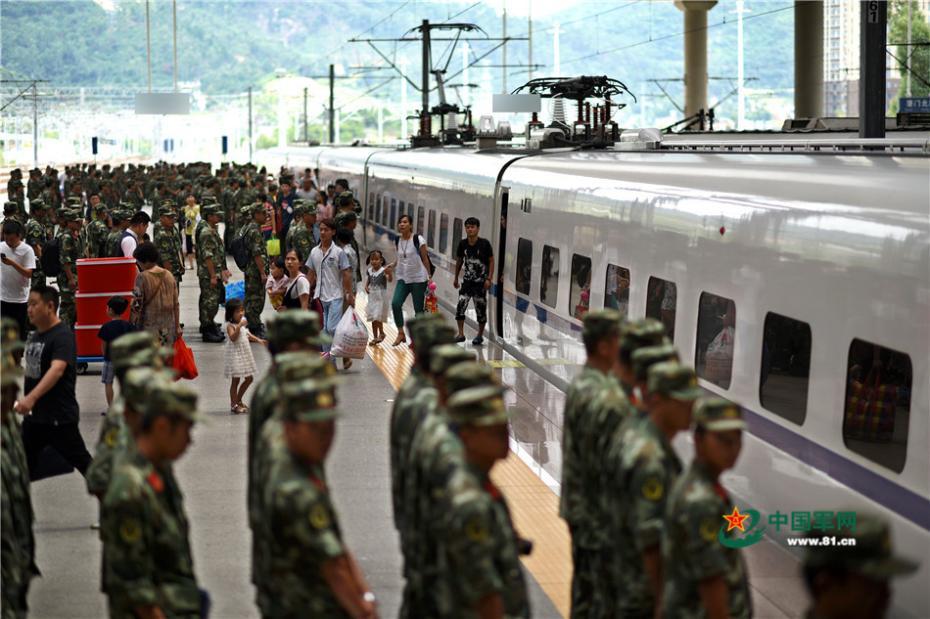 これぞ人民のための軍隊　稱賛集める高速鉄道駅での振る舞い