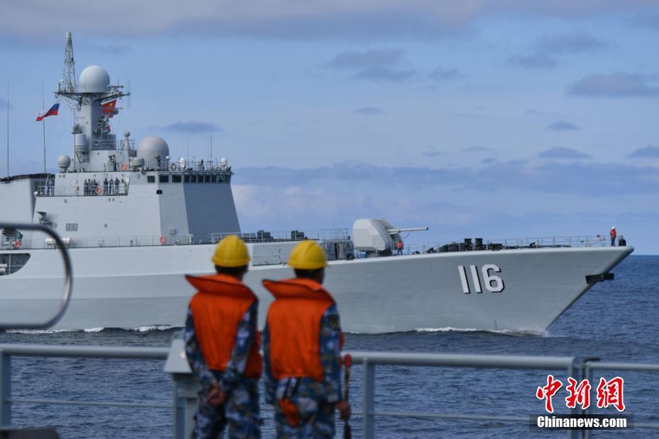 中露海軍が海上模擬補給訓練