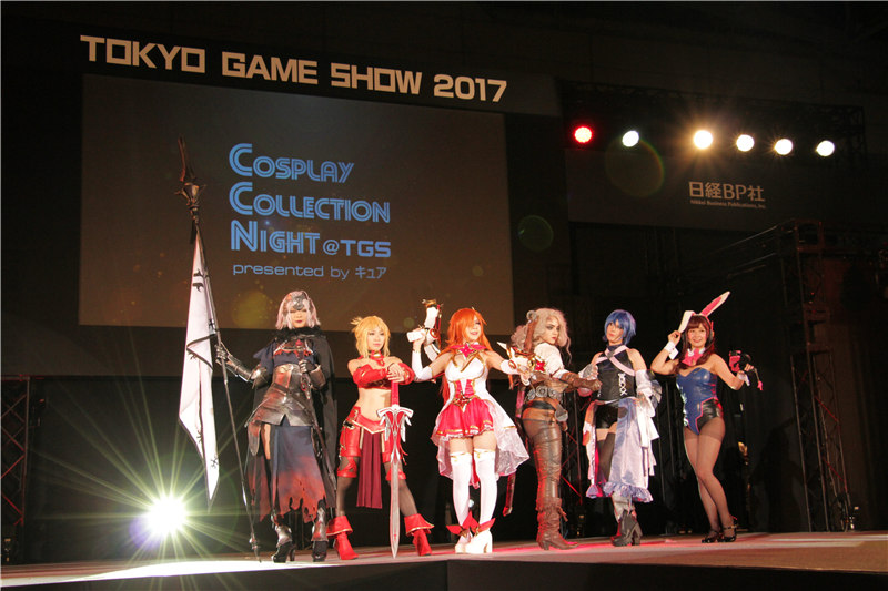 「Cosplay Collection Night @TGS」のステージ上で華麗なコスプレショーを披露するコスプレイヤーたち。