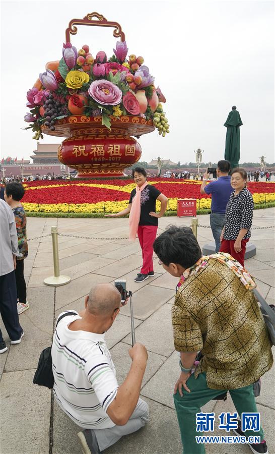 天安門広場の花かごの設(shè)置完了　中國の輝かしい成果示す花とフルーツの裝飾