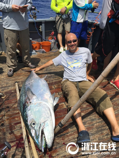 海釣り愛好家が90キロの巨大マグロ釣り上げる　浙江省