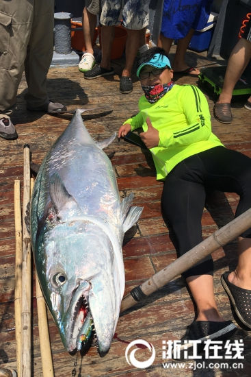 海釣り愛好家が90キロの巨大マグロ釣り上げる　浙江省