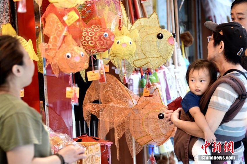 まもなく中秋節(jié)、様々なデザインのランタン店頭に並ぶ 香港地區(qū)