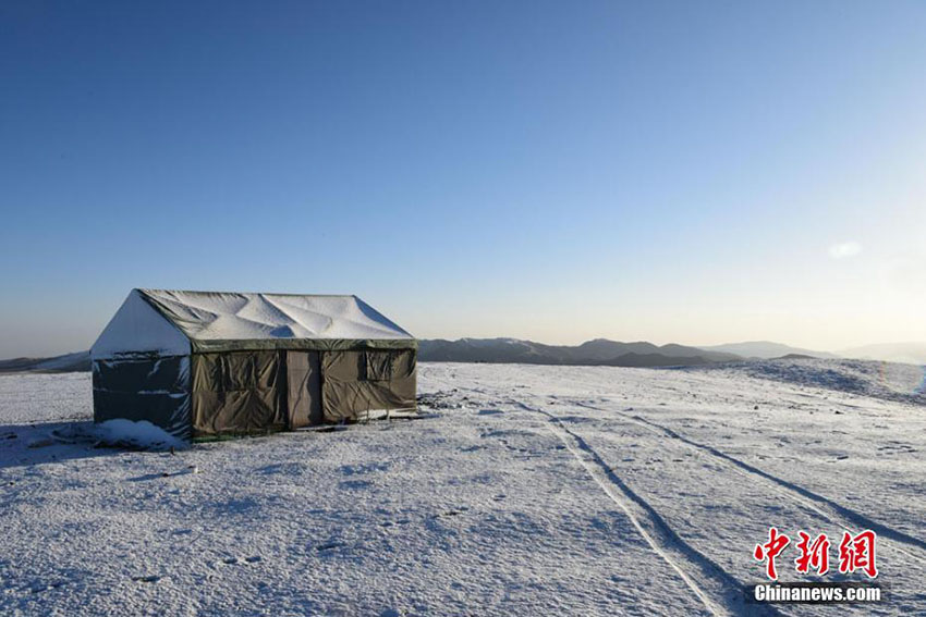 甘粛の草原に秋の雪、一面の銀世界に