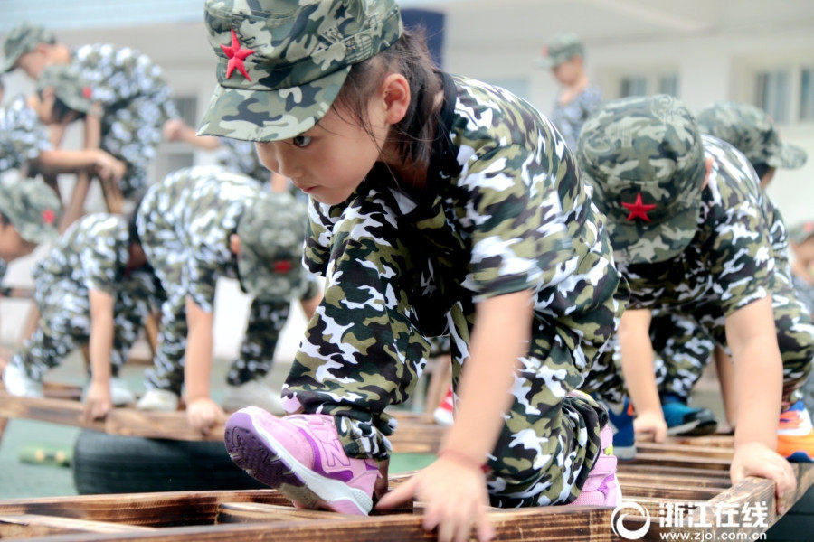 浙江省の幼稚園の「キッズ軍事學(xué)校」　軍事訓(xùn)練に勵(lì)む6歳の子供たち