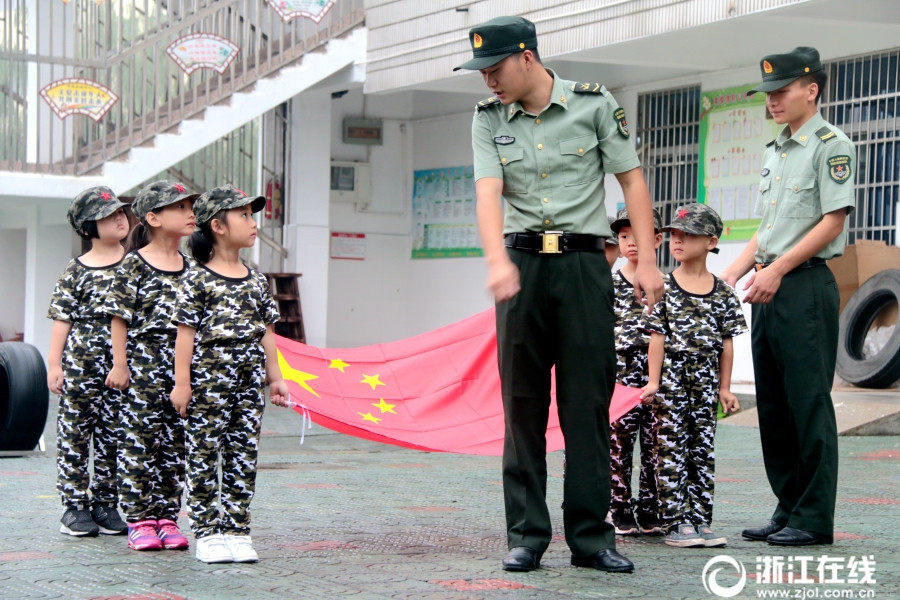 浙江省の幼稚園の「キッズ軍事學(xué)?！埂≤娛掠?xùn)練に勵(lì)む6歳の子供たち