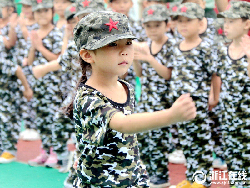 浙江省の幼稚園の「キッズ軍事學(xué)?！埂≤娛掠?xùn)練に勵(lì)む6歳の子供たち