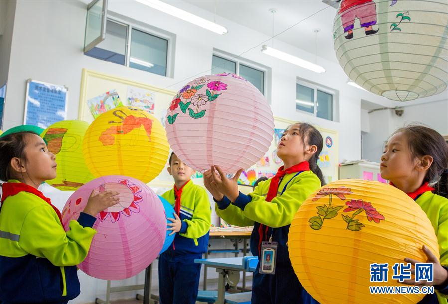 小學生が中秋節(jié)用のランタン作り　內(nèi)モンゴル自治區(qū)