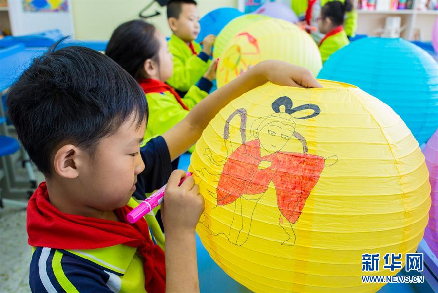 小學生が中秋節(jié)用のランタン作り　內(nèi)モンゴル自治區(qū)