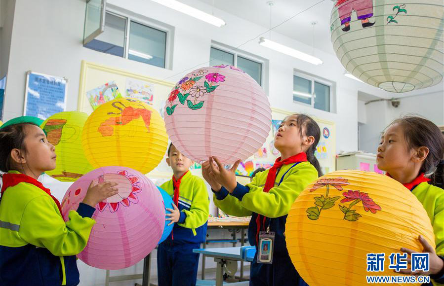 小學生が中秋節(jié)用のランタン作り　內(nèi)モンゴル自治區(qū)