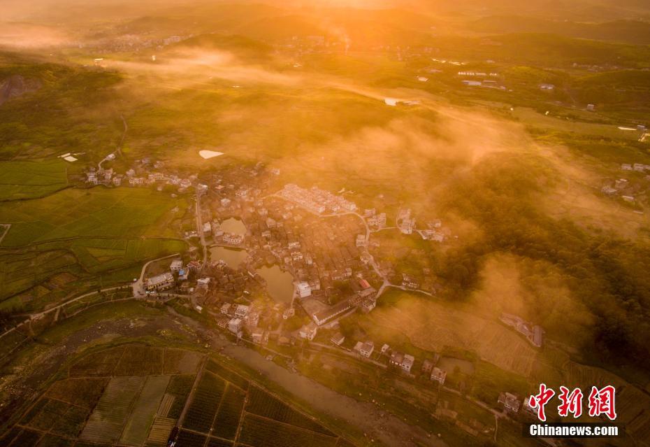 夕日に照らされ漂う炊煙　幻想的な風(fēng)景に包まれた湖南省の村