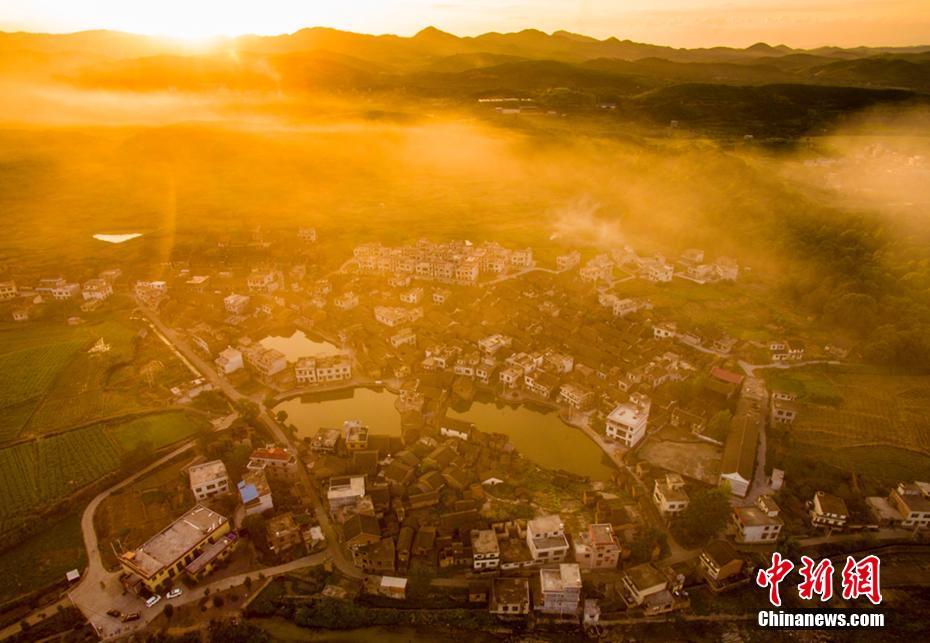 夕日に照らされ漂う炊煙　幻想的な風(fēng)景に包まれた湖南省の村