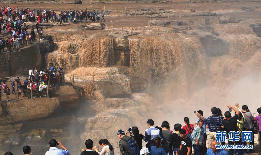 各観光地の観光客數(shù)がピークに