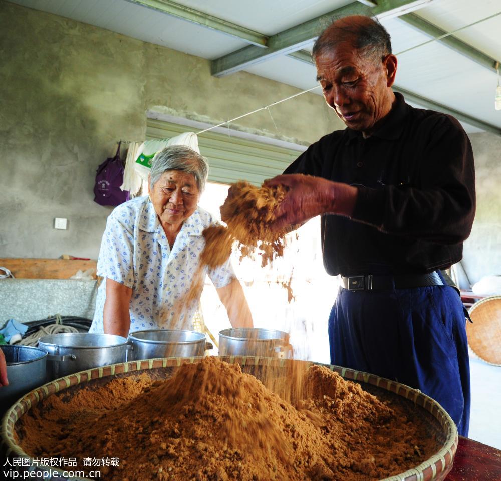 舌の上で味わう中國の村グルメ　地元の老夫婦が作る重陽節(jié)用のお菓子