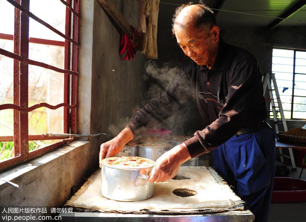 舌の上で味わう中國の村グルメ　地元の老夫婦が作る重陽節(jié)用のお菓子