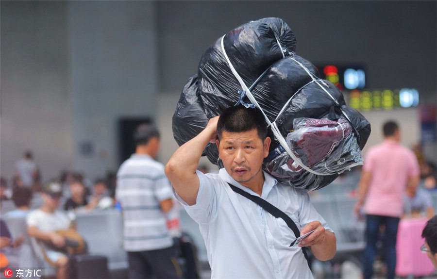 國慶節(jié)連休最終日、帰路につく人々の表情