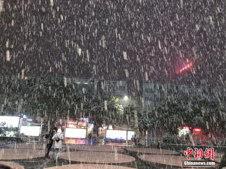 中國(guó)北方の広い範(fàn)囲で雨模様、初雪観測(cè)も多數(shù)