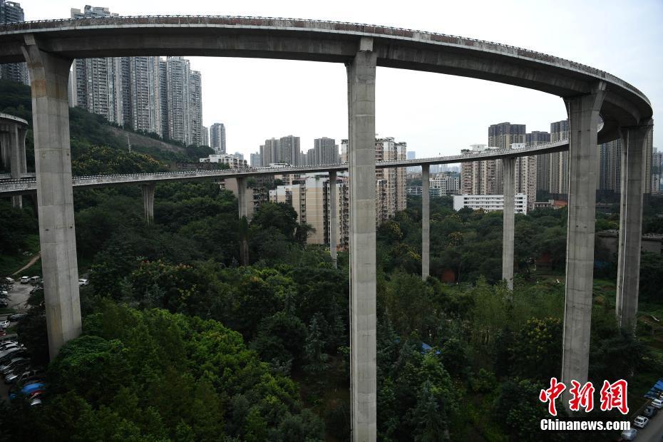 ジェットコースター気分味わえる？ビルと同じ高さの高架橋　重慶市